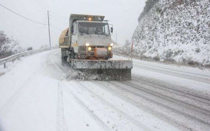 Χιονίζει γύρω από τη Λαμία- Πού χρειάζονται αλυσίδες